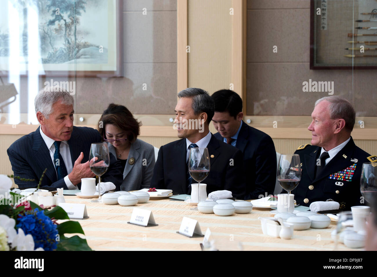 US-Verteidigungsminister Chuck Hagel mit Südkorea Minister der Verteidigung Kim Kwan-Jin bei einem Mittagessen treffen 1. Oktober 2013 in Seoul, Südkorea. Stockfoto