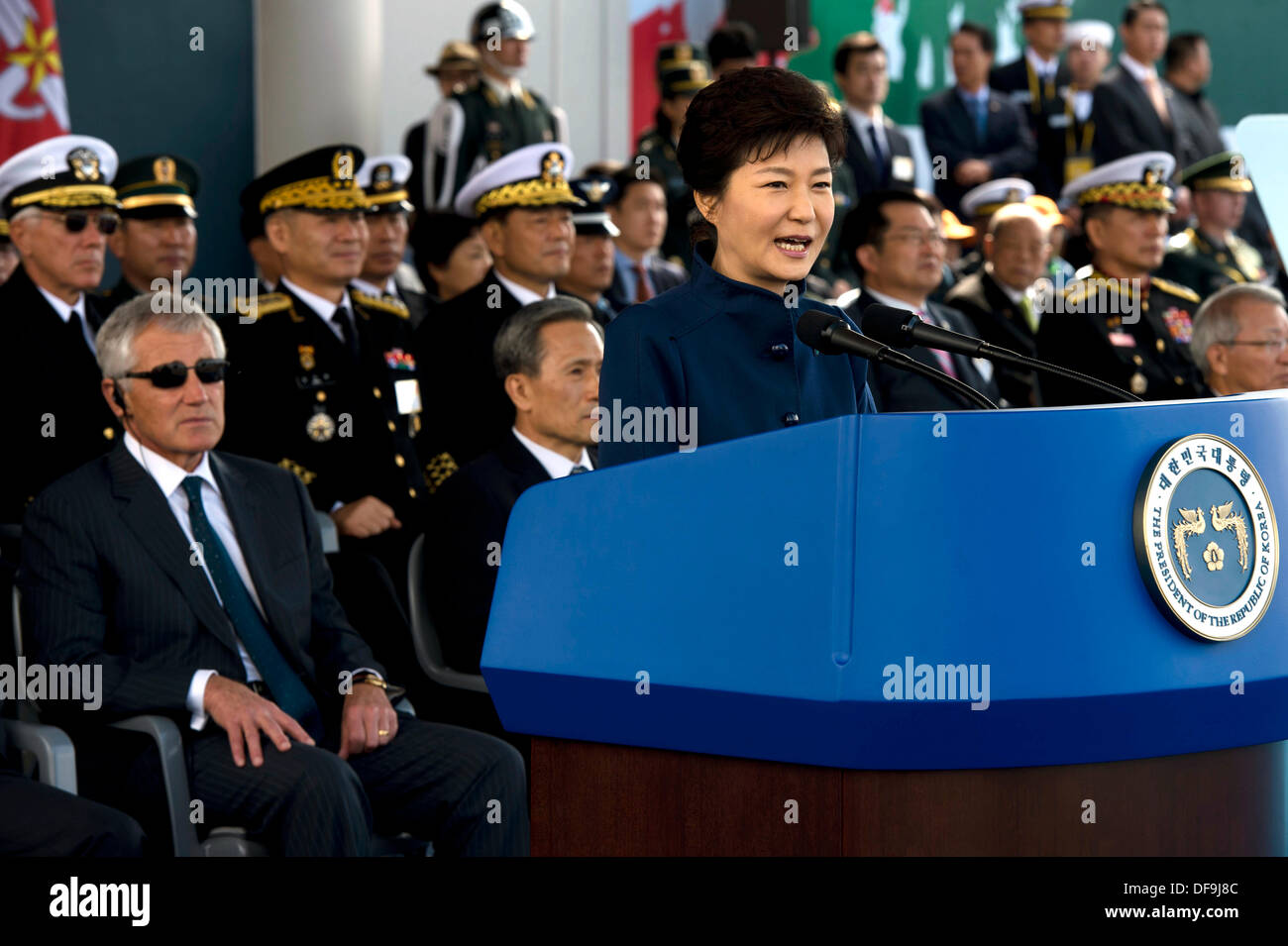 Südkoreanischen Präsidenten PARK Geun-Hye während der Jubiläums-Parade der US & ROK Allianz als US-Verteidigungsminister Chuck Hagel blickt auf 1. Oktober 2013 in Seoul, Südkorea. Stockfoto