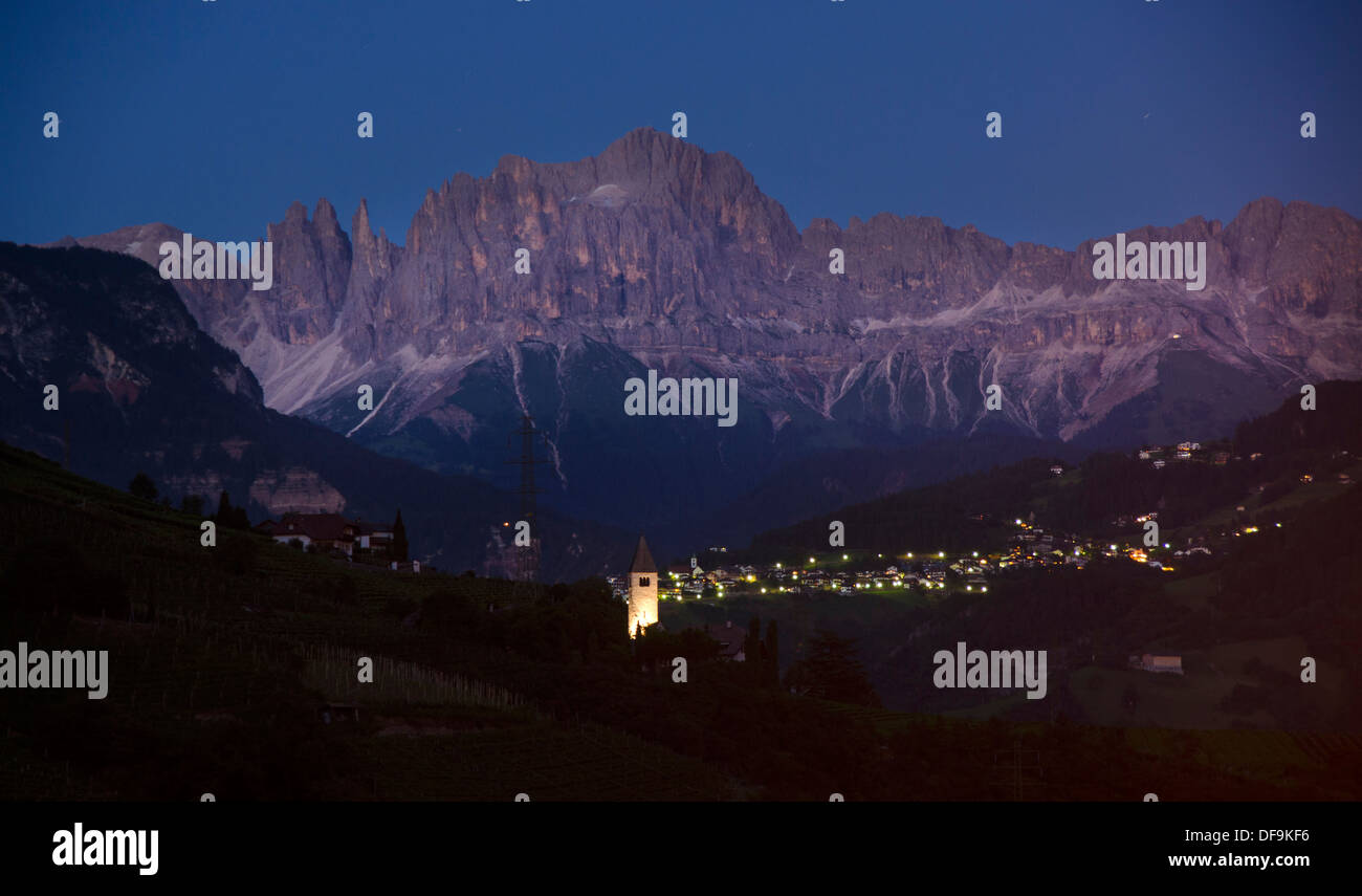 Bergkette der Dolomiten Alpen, Stadt Lichter, Bozen, Südtirol, Italien, Europa Stockfoto