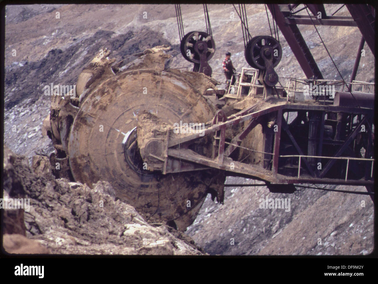 Eine Streifenmine in der Nähe von St. David, die den Ausgrabungsvorgang bei der Gewinnung natürlicher Ressourcen aus der Erde veranschaulicht. Das Bild zeigt die großen Umweltauswirkungen von Bergbaubetrieben. Stockfoto Eine Streifenmine in der Nähe von St. David, die den Ausgrabungsvorgang bei der Gewinnung natürlicher Ressourcen aus der Erde veranschaulicht. Das Bild zeigt die großen Umweltauswirkungen von Bergbaubetrieben. Stockfoto