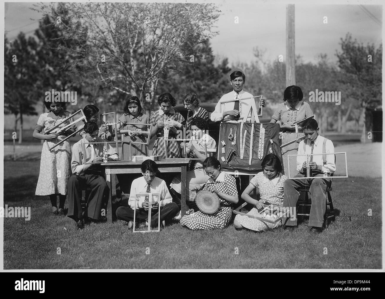 Die Schüler zeigen ihre Weben- und Perlenarbeiten und heben kreative Fähigkeiten und Handwerkskunst in einem Klassenzimmer oder in einer Werkstatt hervor. Stockfoto