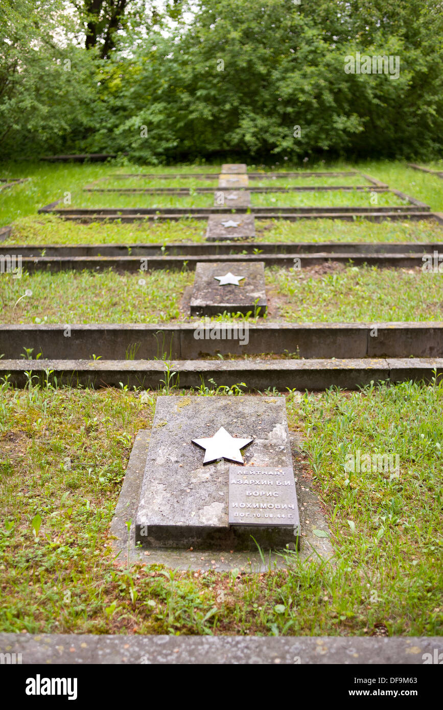 schweren Platten in einer Reihe an russischen Soldatenfriedhof Stockfoto
