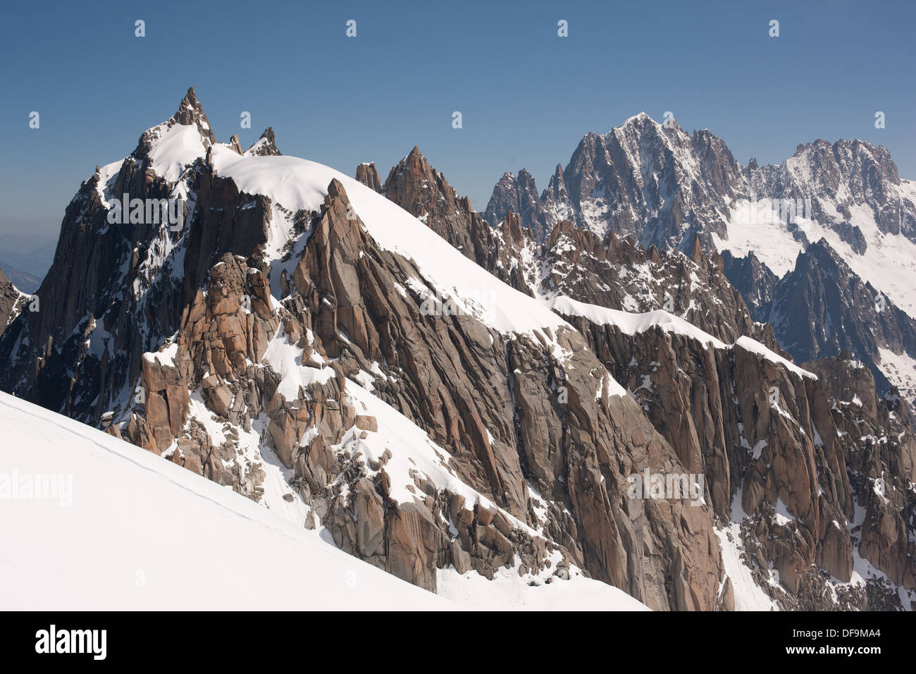 LUFTAUFNAHME. Aiguilles de Chamonix (links) und Aiguille Verte (in der Ferne). Chamonix Mont-Blanc, Haute-Savoie, Auvergne-Rhône-Alpes, Frankreich. Stockfoto