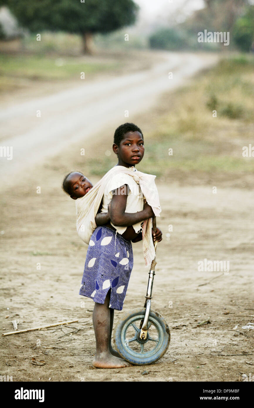 Kind mit seinem Bruder und einem selbstgebauten Spielzeug. Mosambik. Stockfoto