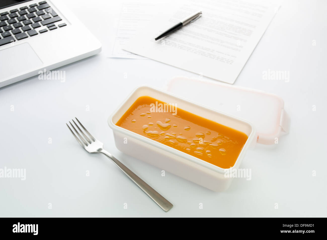 Essen Karotten und Kürbis Creme im Büro Stockfoto