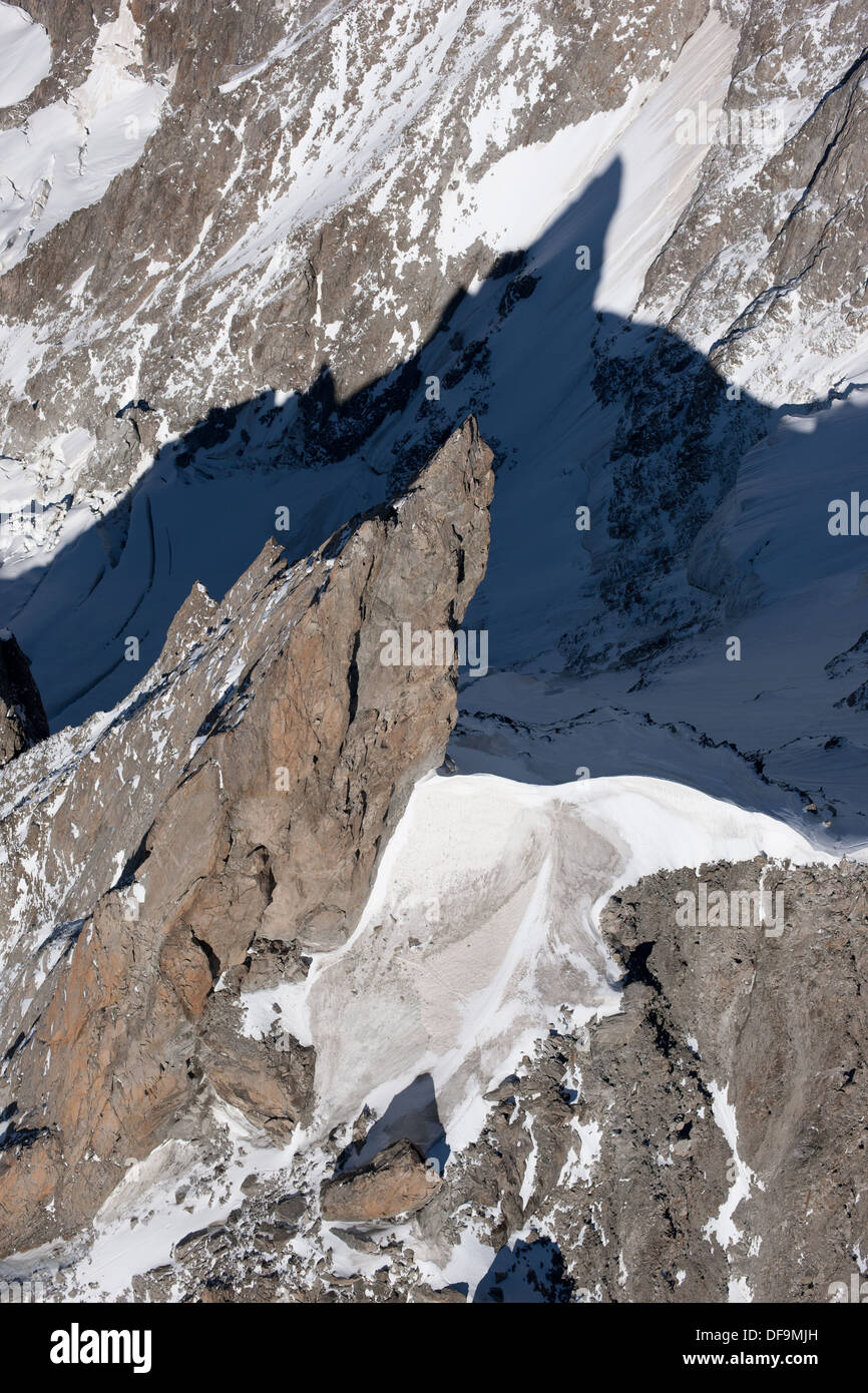 LUFTAUFNAHME. Dent du Géant (Höhe: 4013 Meter, Prominenz: 139 Meter). Chamonix Mont-Blanc, Frankreich und Courmayeur, Italien. Stockfoto