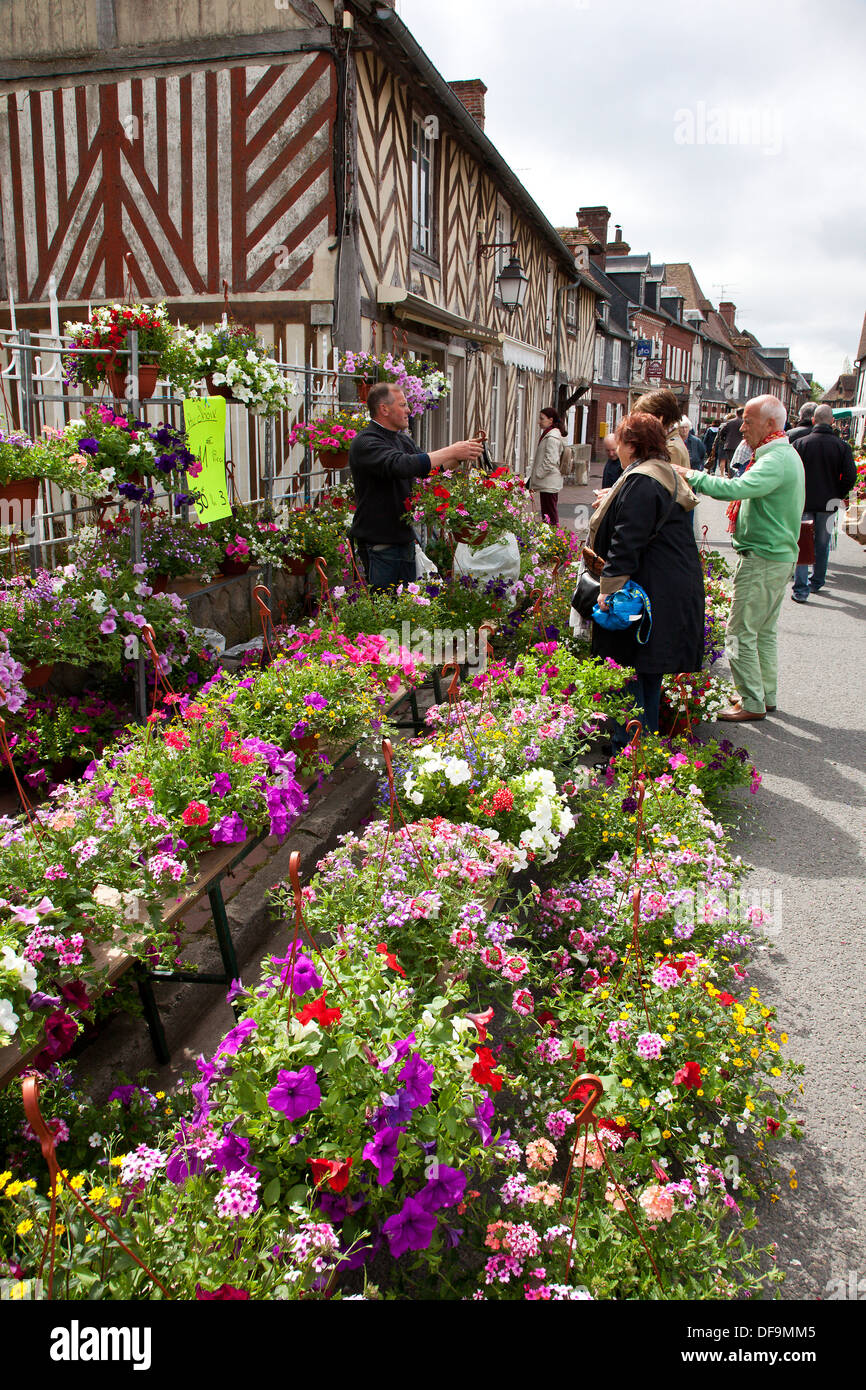 Hängeaufbewahrung für Verkauf in einem Straßenmarkt Werk Messe in Beuvron-En-Auge, Normandie, Frankreich Stockfoto