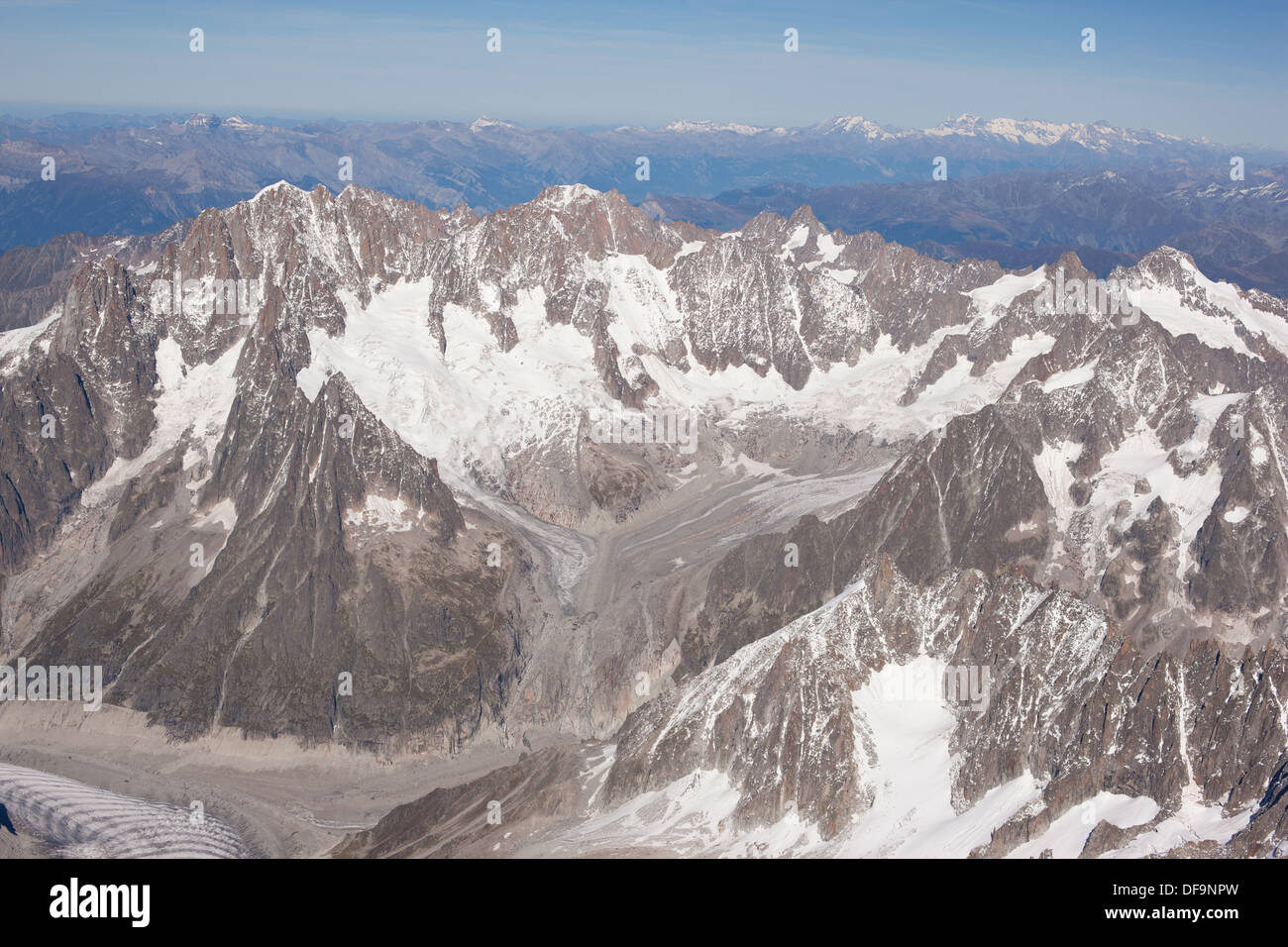 LUFTAUFNAHME. Aiguille Verte (4122m m) und Talèfre-Gletscher. Chamonix Mont-Blanc, Haute-Savoie, Auvergne-Rhône-Alpes, Frankreich. Stockfoto