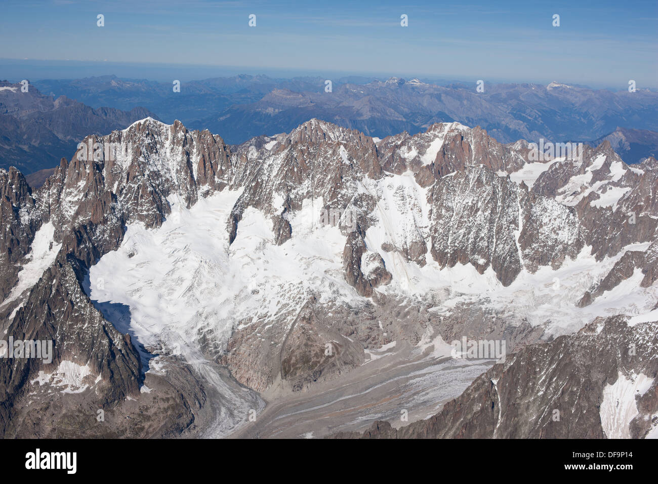 LUFTAUFNAHME. Aiguille Verte (4122m m) und Talèfre-Gletscher. Chamonix Mont-Blanc, Haute-Savoie, Auvergne-Rhône-Alpes, Frankreich. Stockfoto