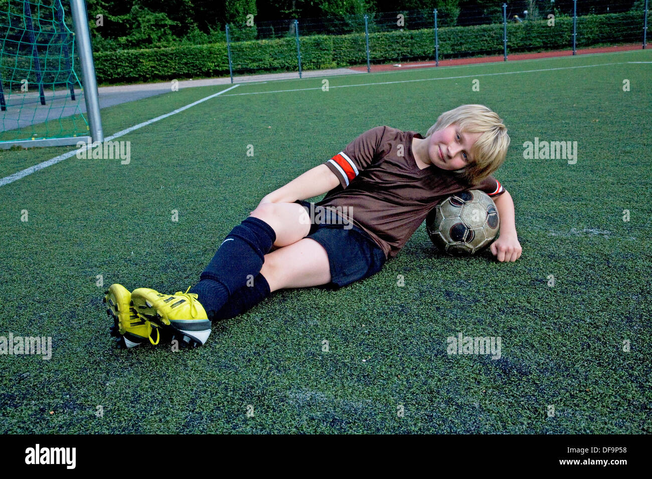 Jungen Fußball spielen Stockfoto