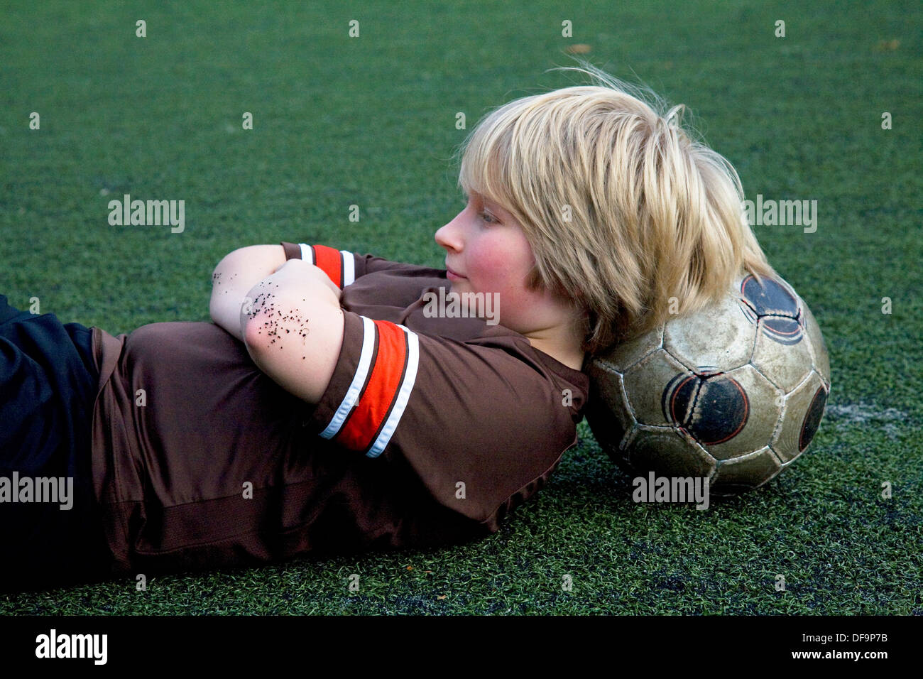 Jungen Fußball spielen Stockfoto