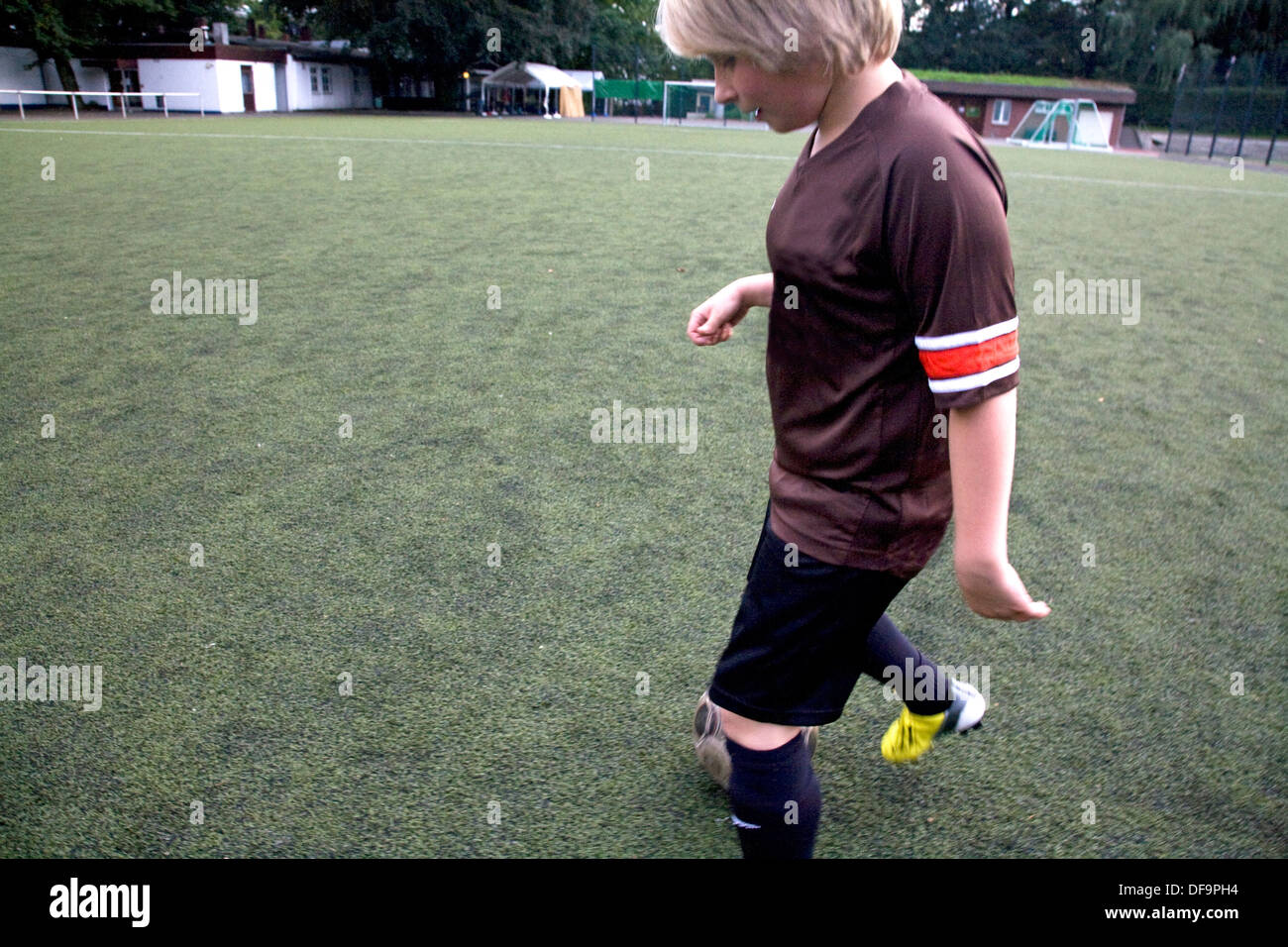 Jungen Fußball spielen Stockfoto