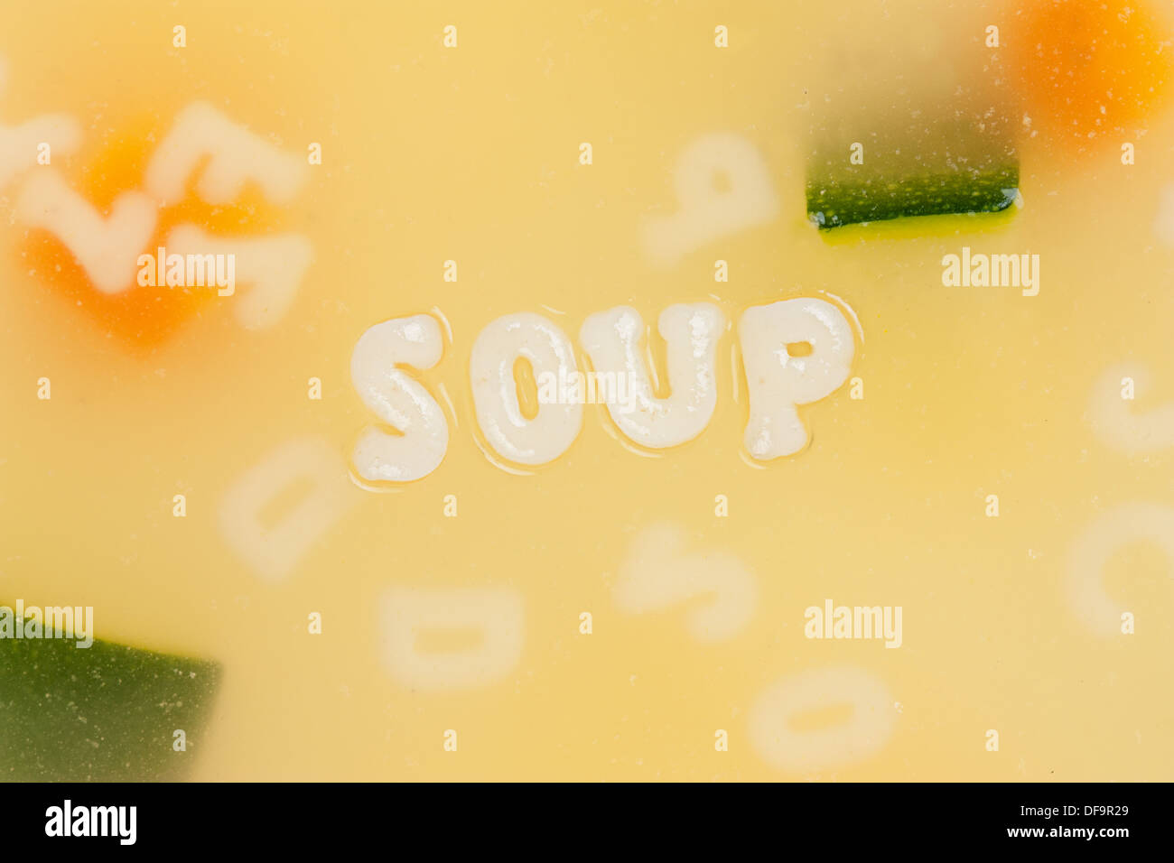Buchstabensuppe zeichnen die Wort Suppe Nahaufnahme Stockfoto