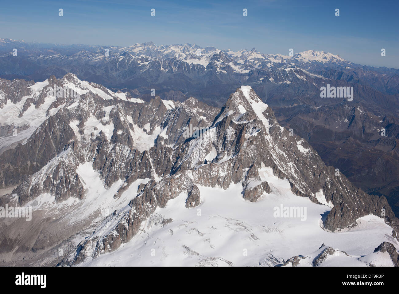 LUFTAUFNAHME. Grandes Jorasses Summit (Höhe: 4208m bei Pointe Walker). Zwischen Auvergne-Rhône-Alpes in Frankreich und Aostatal in Italien. Stockfoto