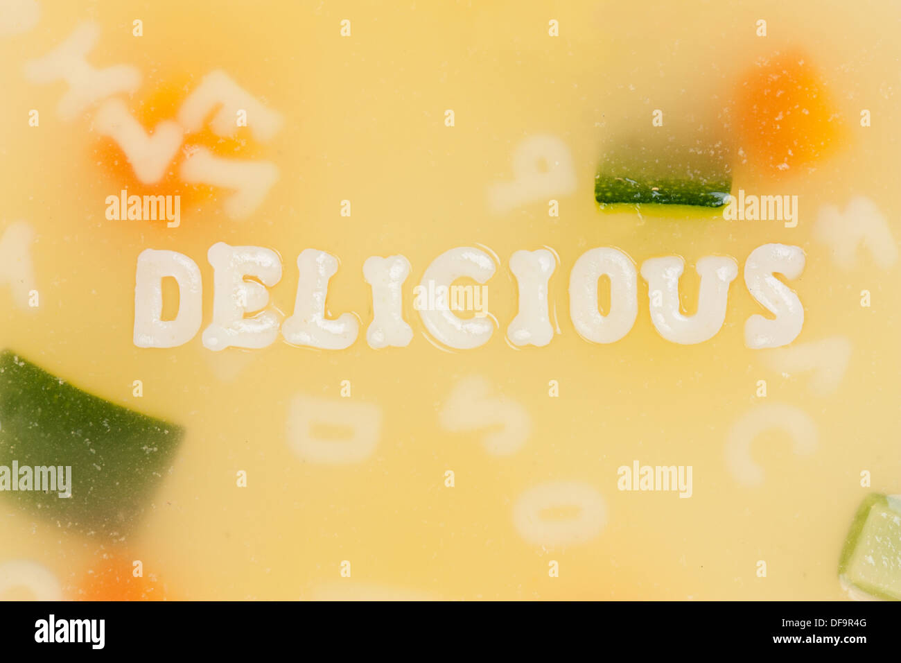 Buchstabensuppe zeichnen die Wort lecker Nahaufnahme Stockfoto