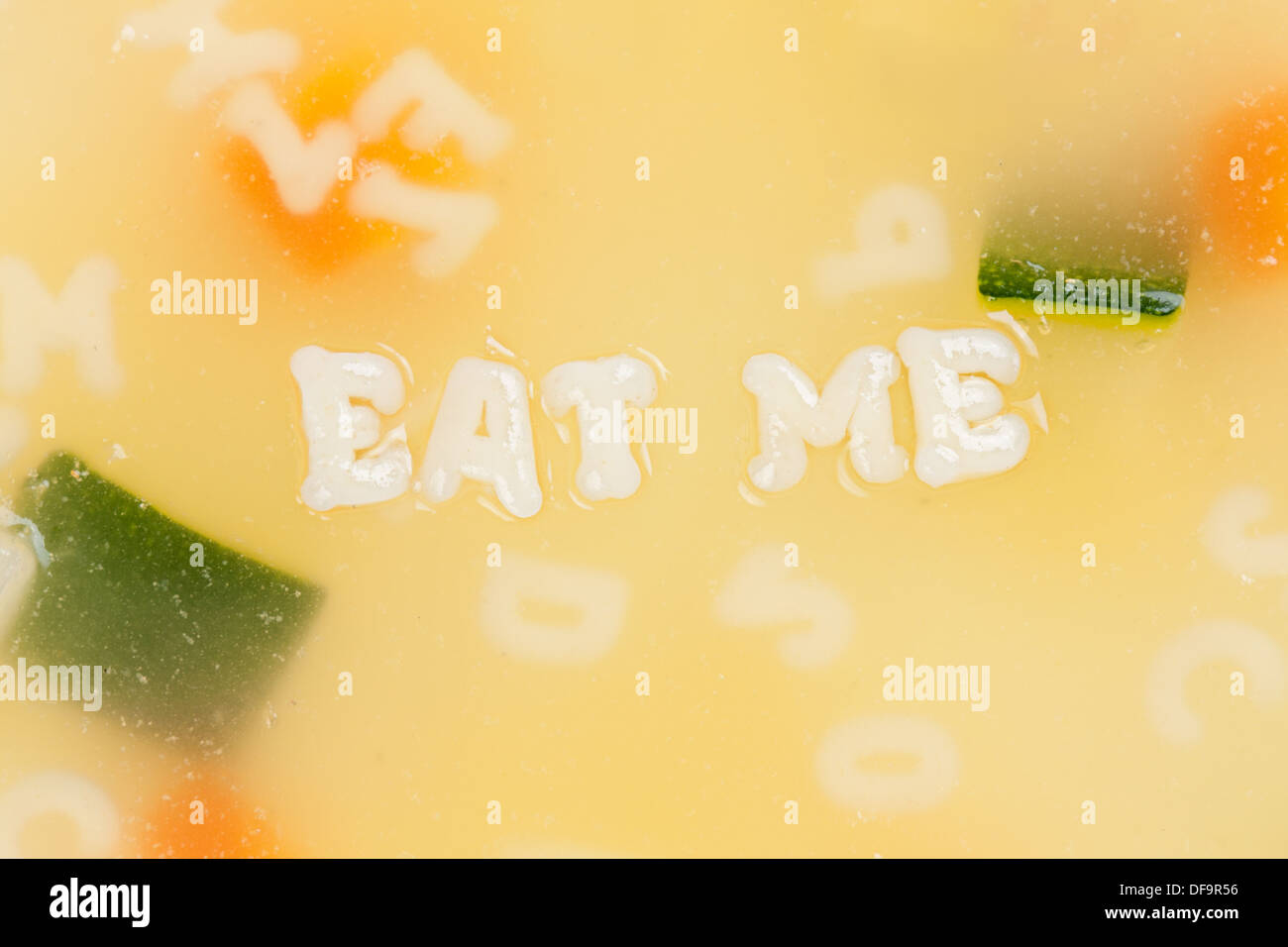 Buchstabensuppe zeichnen die Worte Eat Me close-up Stockfoto