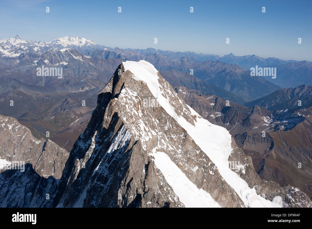 LUFTAUFNAHME. Grandes Jorasses (Höhe: 4208m), Matterhorn und Monte Rosa in der Ferne. Zwischen Chamonix, Frankreich (Schatten) und Courmayeur, Italien. Stockfoto
