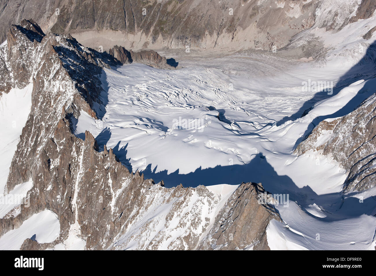 LUFTAUFNAHME. Les Périades Nadeln mit dem Mont-Mallet-Gletscher, der in den Leschaux-Gletscher eindringt. Chamonix Mont-Blanc, Auvergne-Rhône-Alpes, Frankreich. Stockfoto