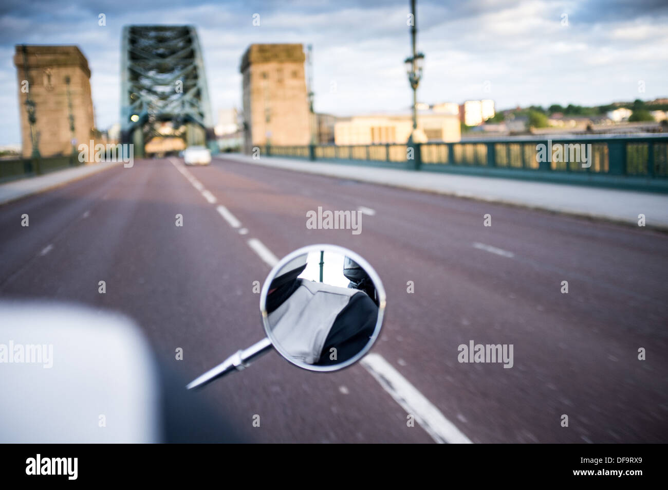 Foto von der Rückseite ein Motorrad über die Tyne Bridge in Newcastle Upon Tyne, England. Stockfoto