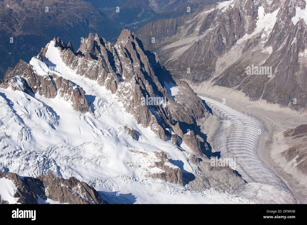 LUFTAUFNAHME. Plan-, Blaitière- und Grépon-Gipfel mit Vallée Blanche (links unten) und Mer de Glace (rechts unten). Chamonix Mont-Blanc, Frankreich. Stockfoto