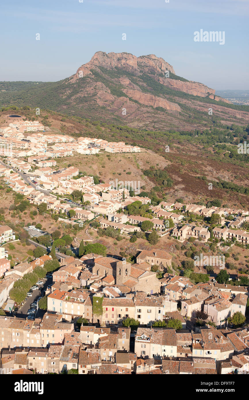 LUFTAUFNAHME. Die Stadt Roquebrune-sur-Argens mit Rocher de Roquebrune (Höhe: 373m) in der Ferne. Var, Französische Riviera, Frankreich. Stockfoto