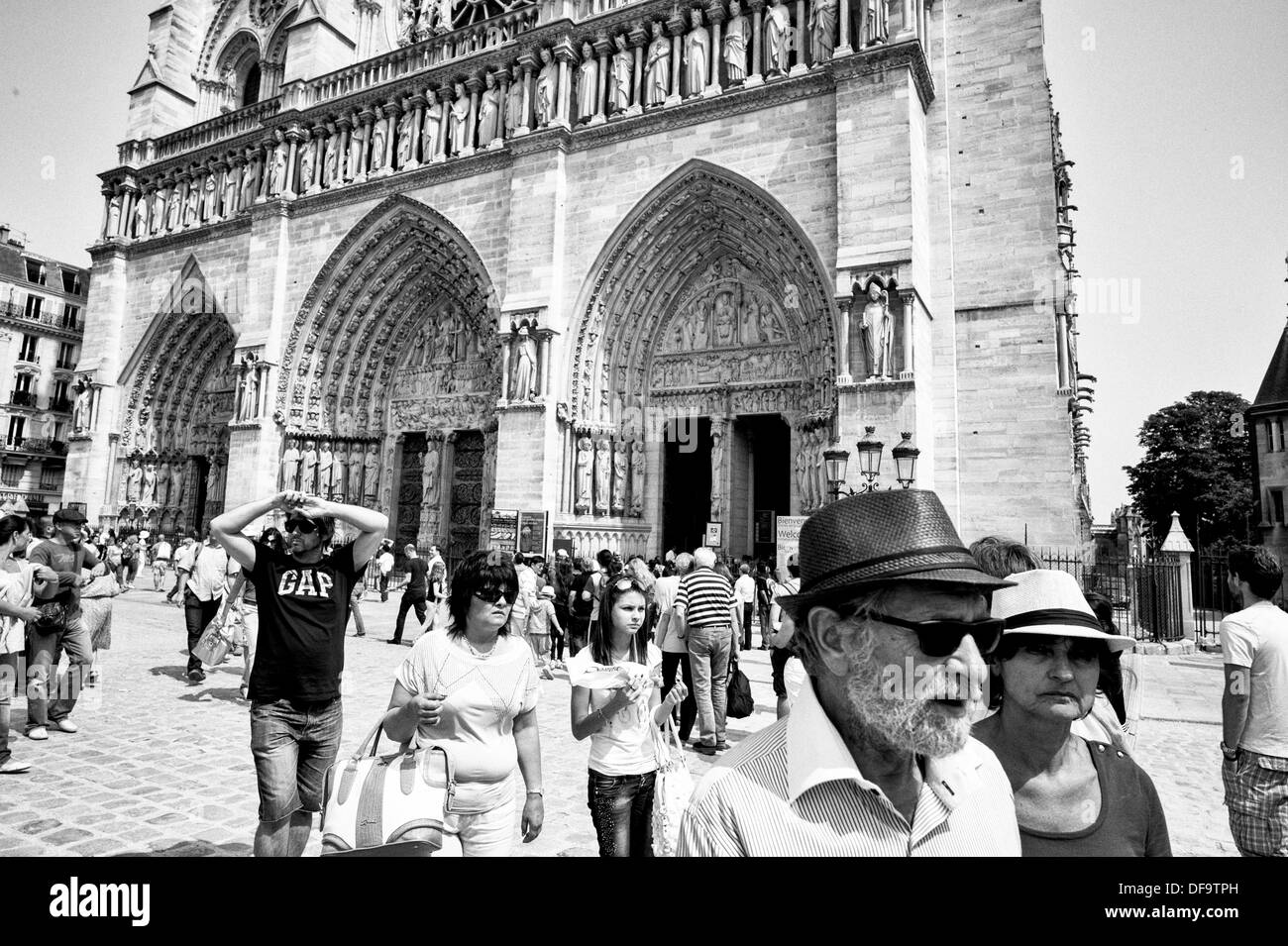 Touristen, vorbei an der Kathedrale Notre Dame in Paris, Frankreich. Stockfoto