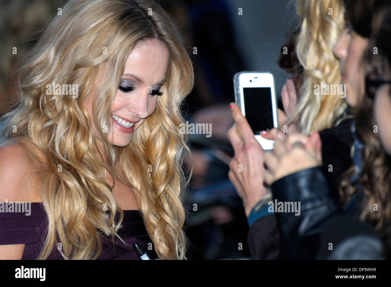 Joanne Froggatt Unterzeichnung Autogramme auf der Film-Premiere von "Dreck", London, 30. September 2013. Stockfoto