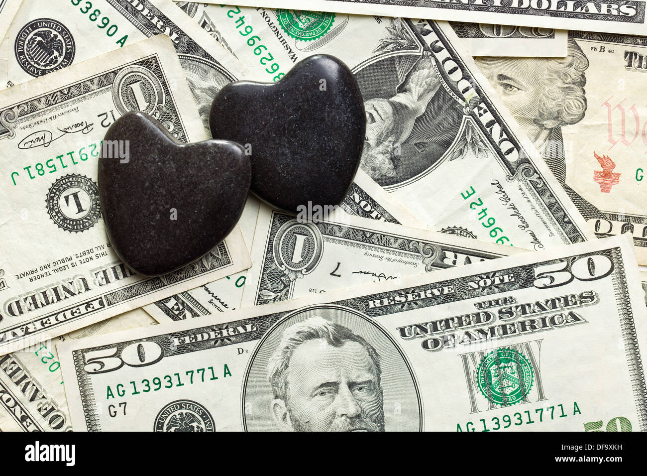 Draufsicht der steinernen Herzen uns Dollar Hintergrund Stockfoto