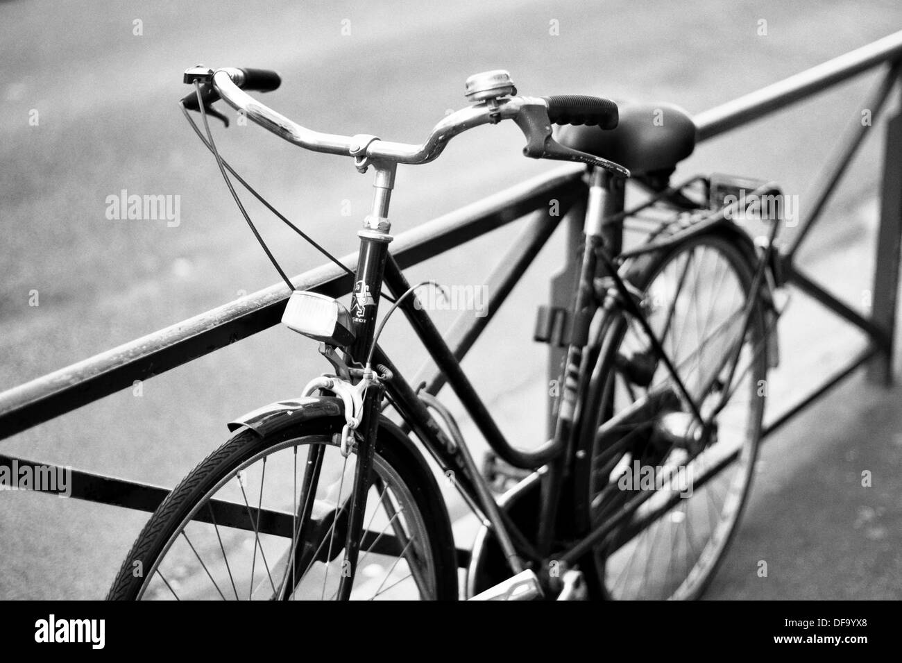 Alten Stil Fahrrad gesperrt, um ein Geländer in Paris Frankreich Stockfoto