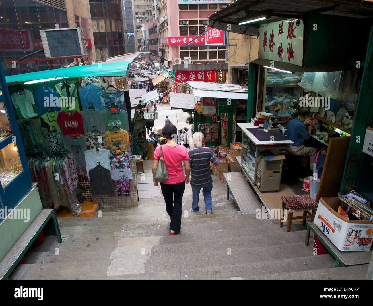 Eine der Straßen rund um die Mid-levels in Central, Hong Kong. lokale Verkaufsstände, Blumen und Gemüse. Stockfoto