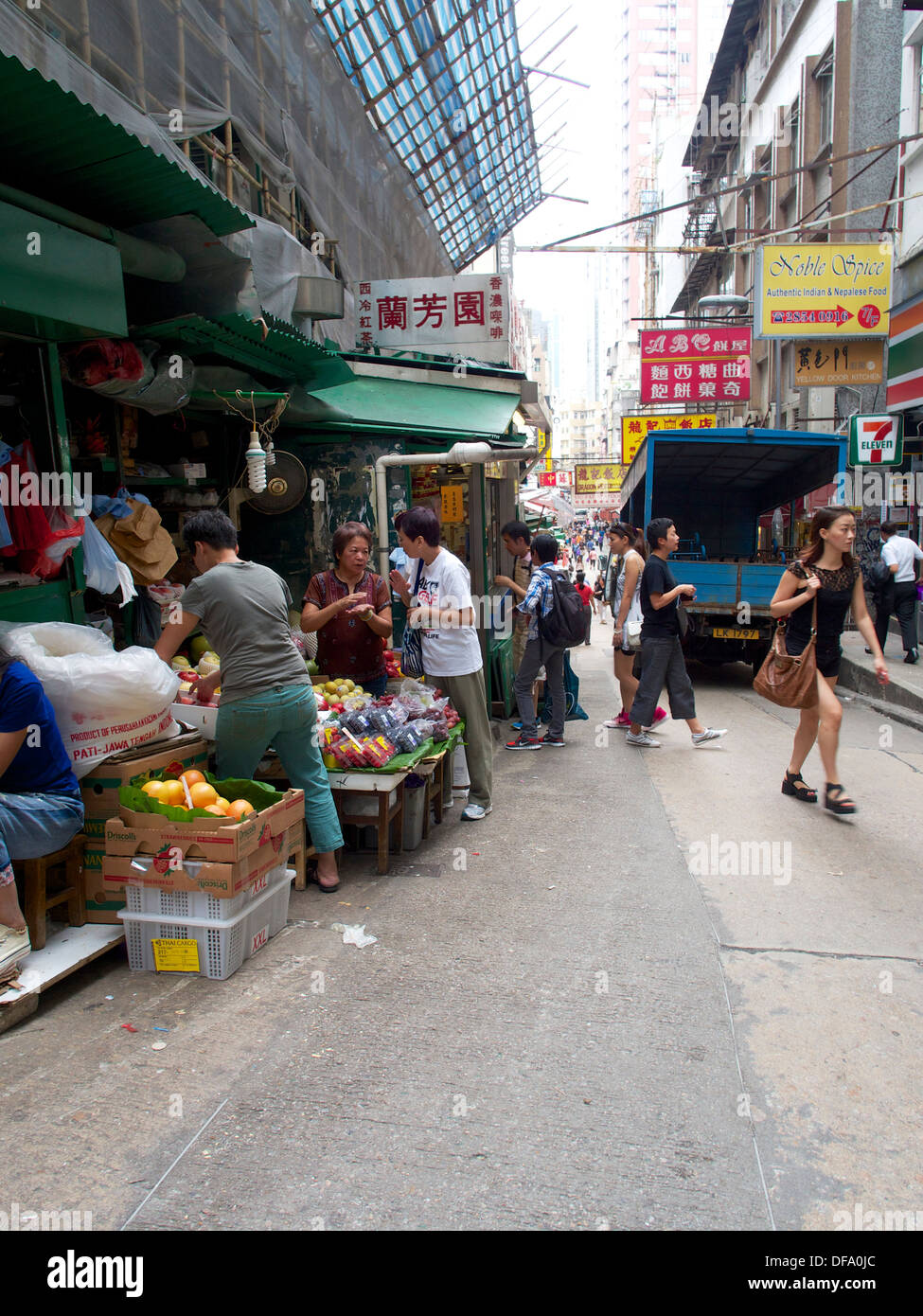 Eine der Straßen rund um die Mid-levels in Central, Hong Kong. lokale Verkaufsstände, Blumen und Gemüse. Stockfoto