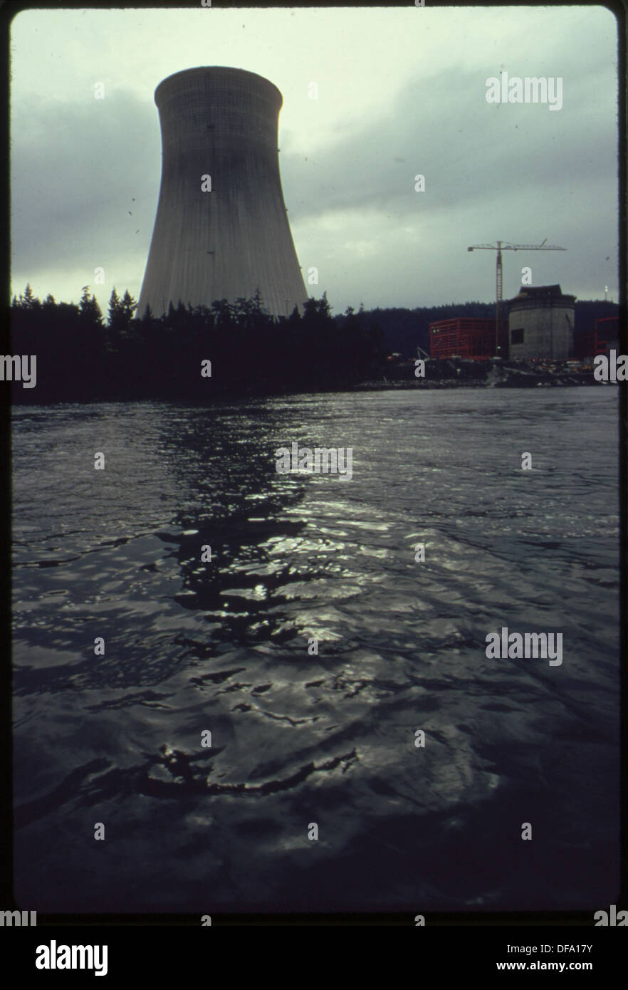 Dieses Bild zeigt das Trojanische Kernkraftwerk am Columbia River. Die Anlage war Teil der US-Energieinfrastruktur, bevor sie stillgelegt wurde. Sie repräsentiert die Kernenergietechnologie des 20. Jahrhunderts. Stockfoto