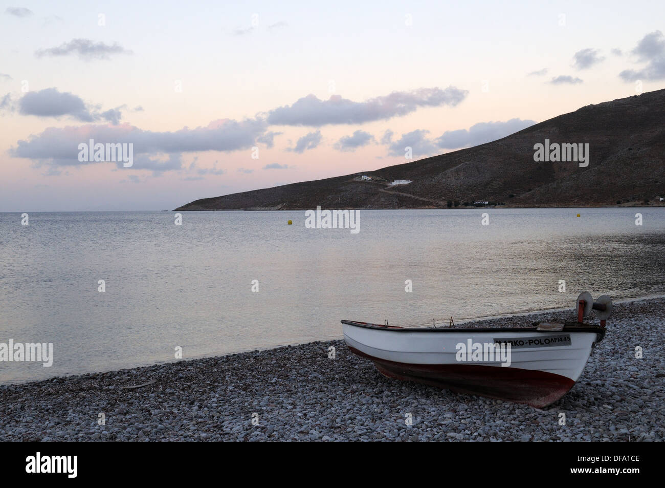 Kleines Boot auf Livadia Strand in der Abenddämmerung Tilos griechische Insel der Dodekanes-Griechenland Stockfoto