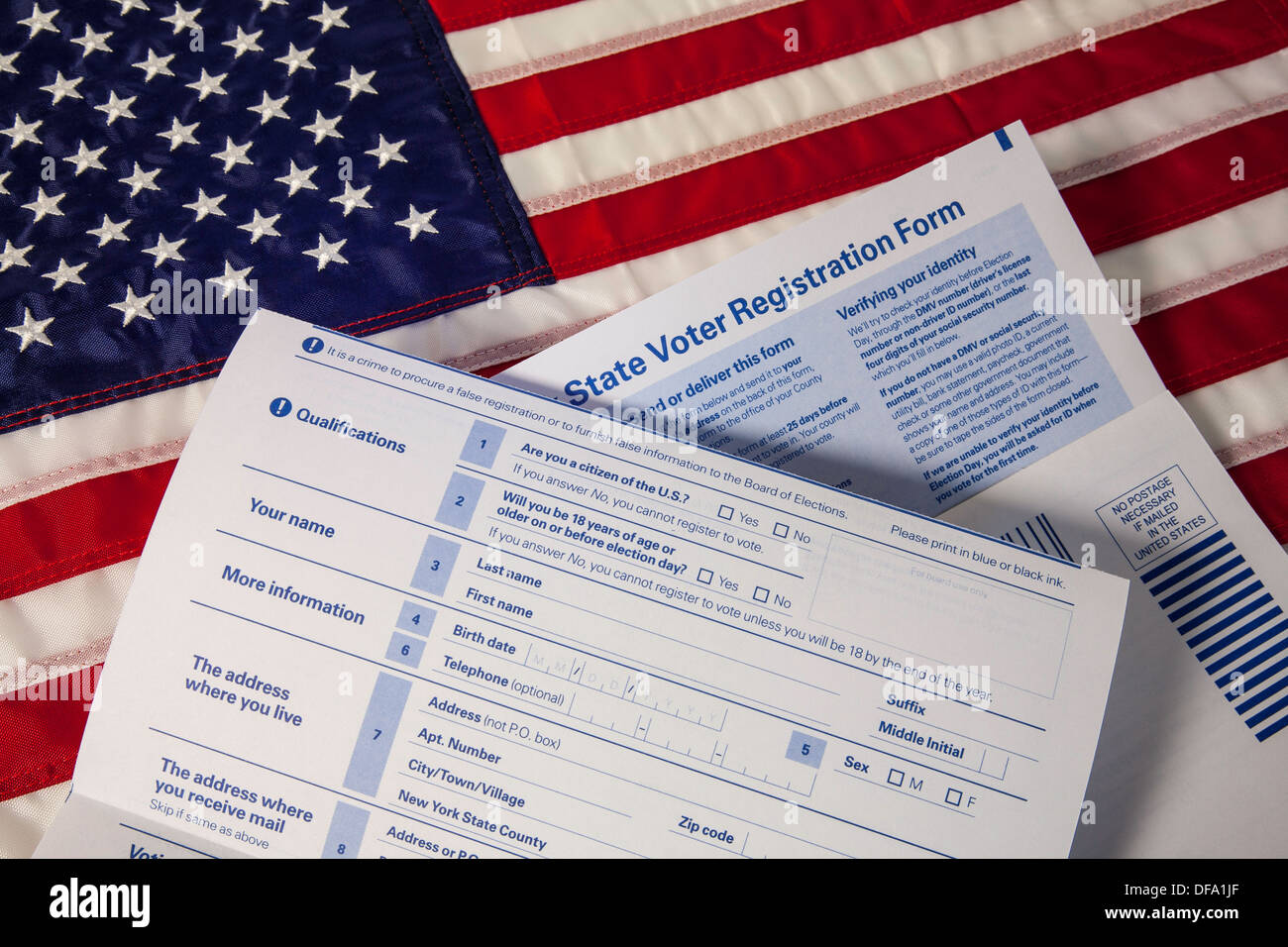 Stillleben, Nahaufnahme, staatliche Wähler Anmeldeformulare, US-Flagge, USA Stockfoto