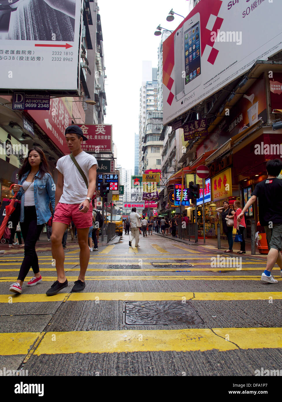 Mong Kok ist eine belebte Einkaufsmeile in Hong Kong.  Vollgepackt mit einheimischen und Touristen auf der Suche nach Schnäppchen. Stockfoto