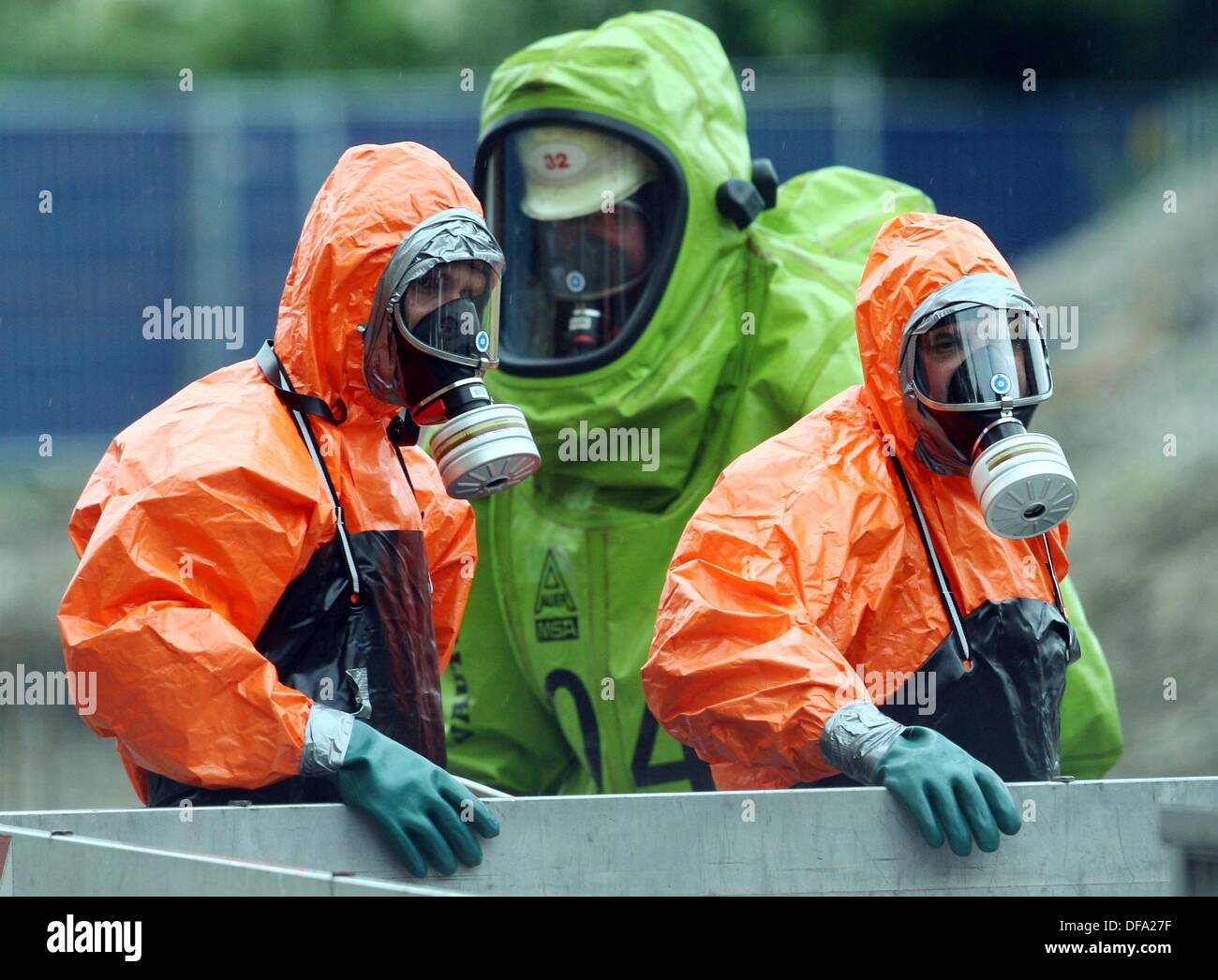 Bombe Beseitigung Teammitglieder arbeiten in der Nähe des Stadions in St. Pauli am 16. August 2007, wo mehrere Flaschen mit einer unbekannten Flüssigkeit gefunden worden war. Stockfoto