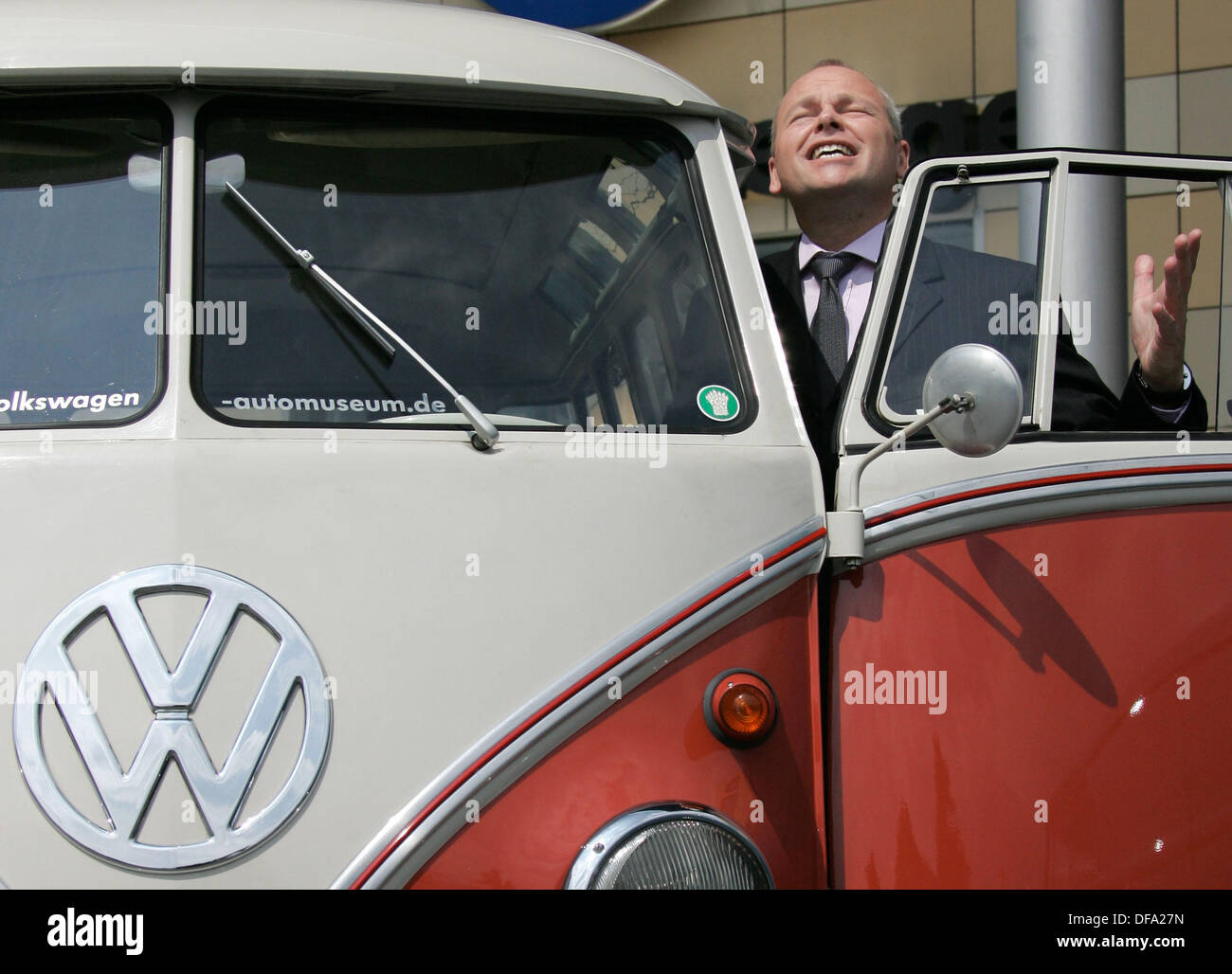 Der Manager von Volkswagen Nutzfahrzeuge (Nutzfahrzeuge), Stephan Schaller, steht neben der VW-Transporter "Bulli" aus dem Jahr 1962 in Hannover auf Mittwoch, 25. Juli 2007. Foto: Peter Steffen Dpa/Lni +++(c) Dpa - Bericht +++ Stockfoto