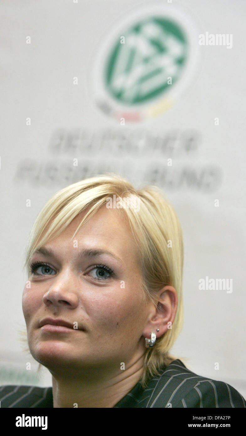 Erste weibliche professionelle Schiedsrichter Bibiana Steinhaus beantwortet Fragen auf einer Pressekonferenz in Frankfurt Am Main am 18. Juni 2007. Stockfoto