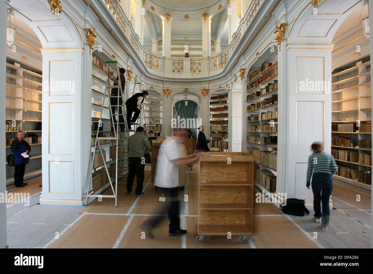 Die ersten Bücher zurückgeführt werden auf die renovierten Anna Amalia Bibliothek am 1. Oktober 2007 drei Jahre nach der verheerende Feuer. Stockfoto