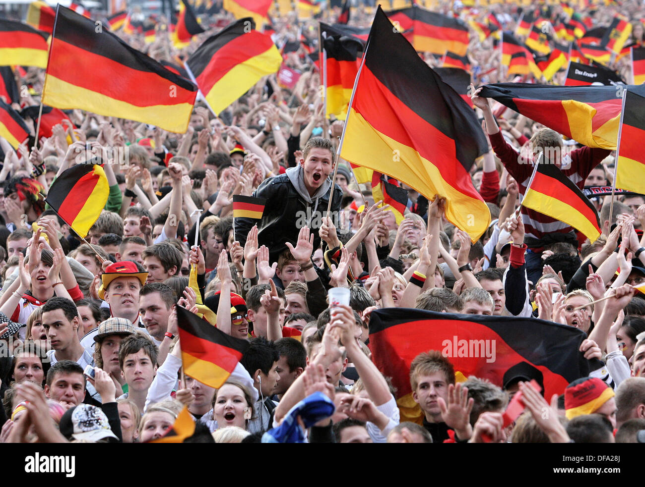 Deutsche Fans jubeln während der public-Viewing-Veranstaltung in Hamburg am 19. Juni 2008 anlässlich der Viertelfinale der Europameisterschaft 2008. Stockfoto