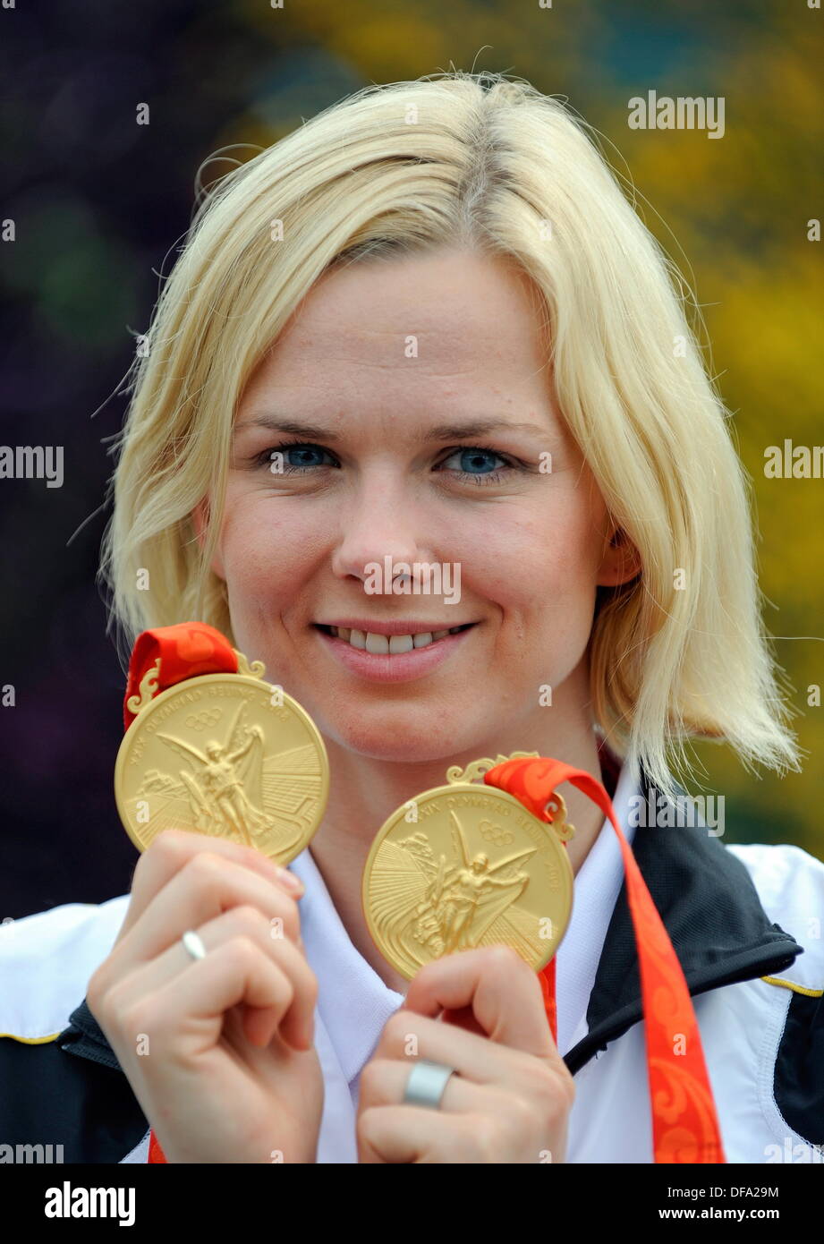 Britta Steffen Deutschlands zeigt ihr zwei Goldmedaillen von 50m und 100m Freistil Schwimmen der Frauen in den 2008 Olympischen Spiele in Peking, Beijing, China, 17. August 2008. EPA/GERO BRELOER +++(c) Dpa - Bericht +++ Stockfoto