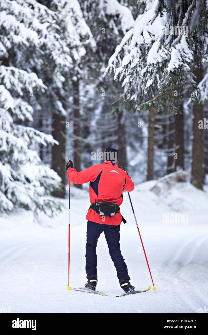 Ein Mann-Langlauf vor Winterlandschaft Stockfoto