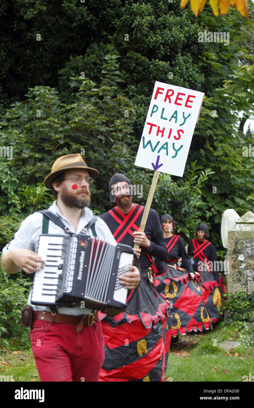 Die Brighton Kukeri (auch bekannt als Tipteers) führen Pferd spielen am Stanmer Park, während Apple Day, Brighton, East Sussex. Stockfoto