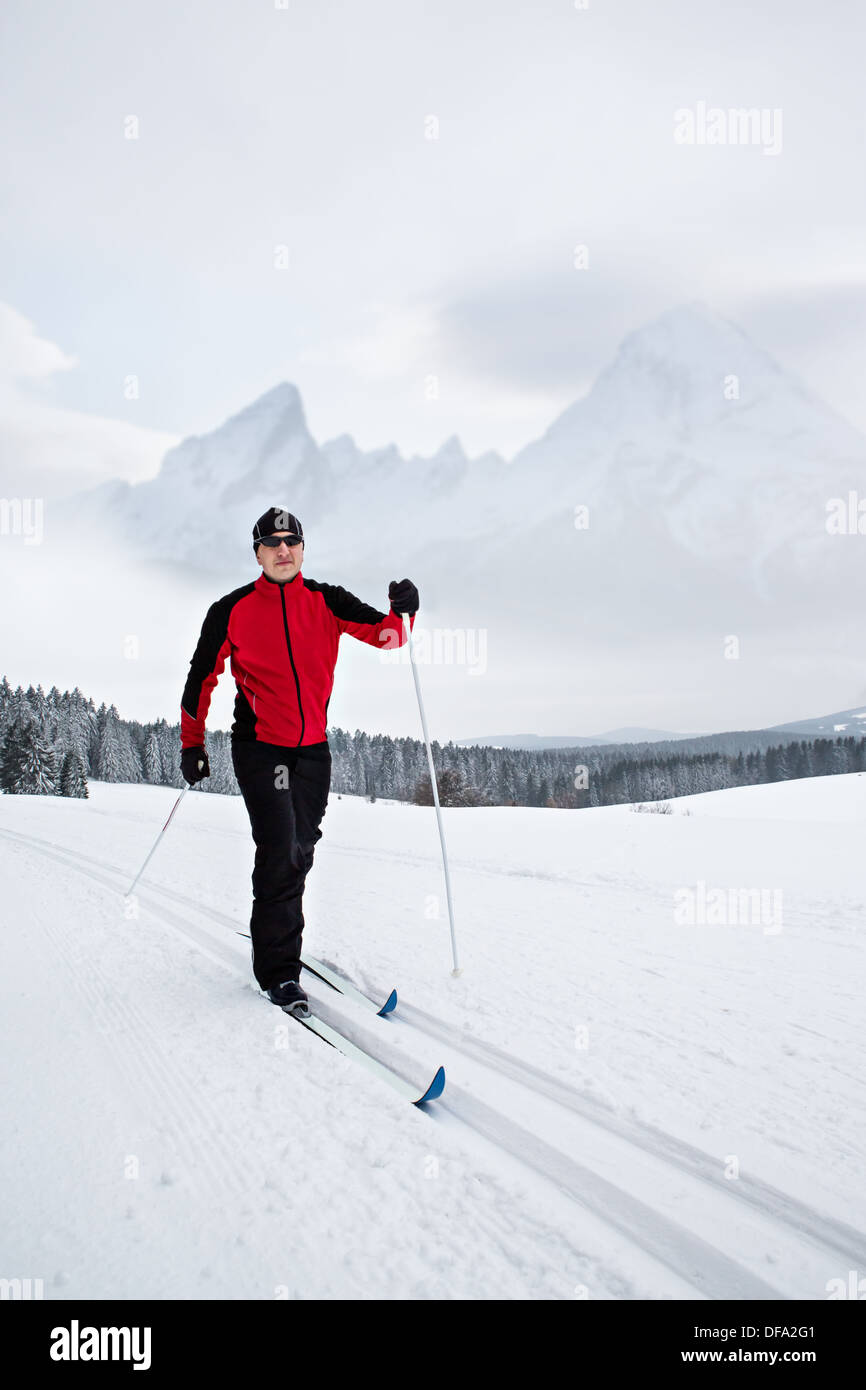 Ein Mann-Langlauf vor Winterlandschaft Stockfoto