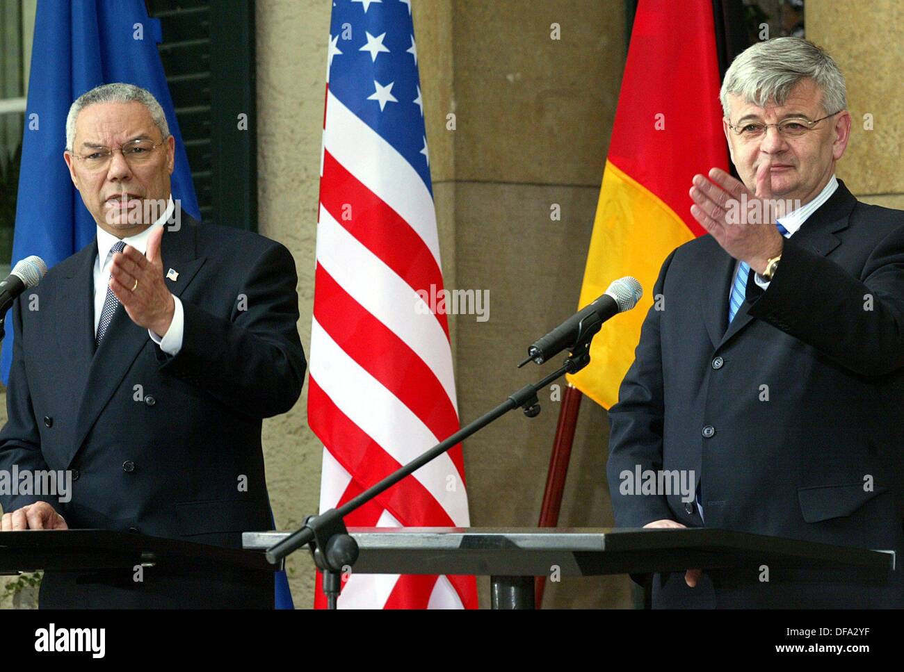 Deutscher Außenminister Joschka Fischer (r) und sein US-Kollege Colin Powell während einer Pressekonferenz am 16. Mai 2003. Stockfoto
