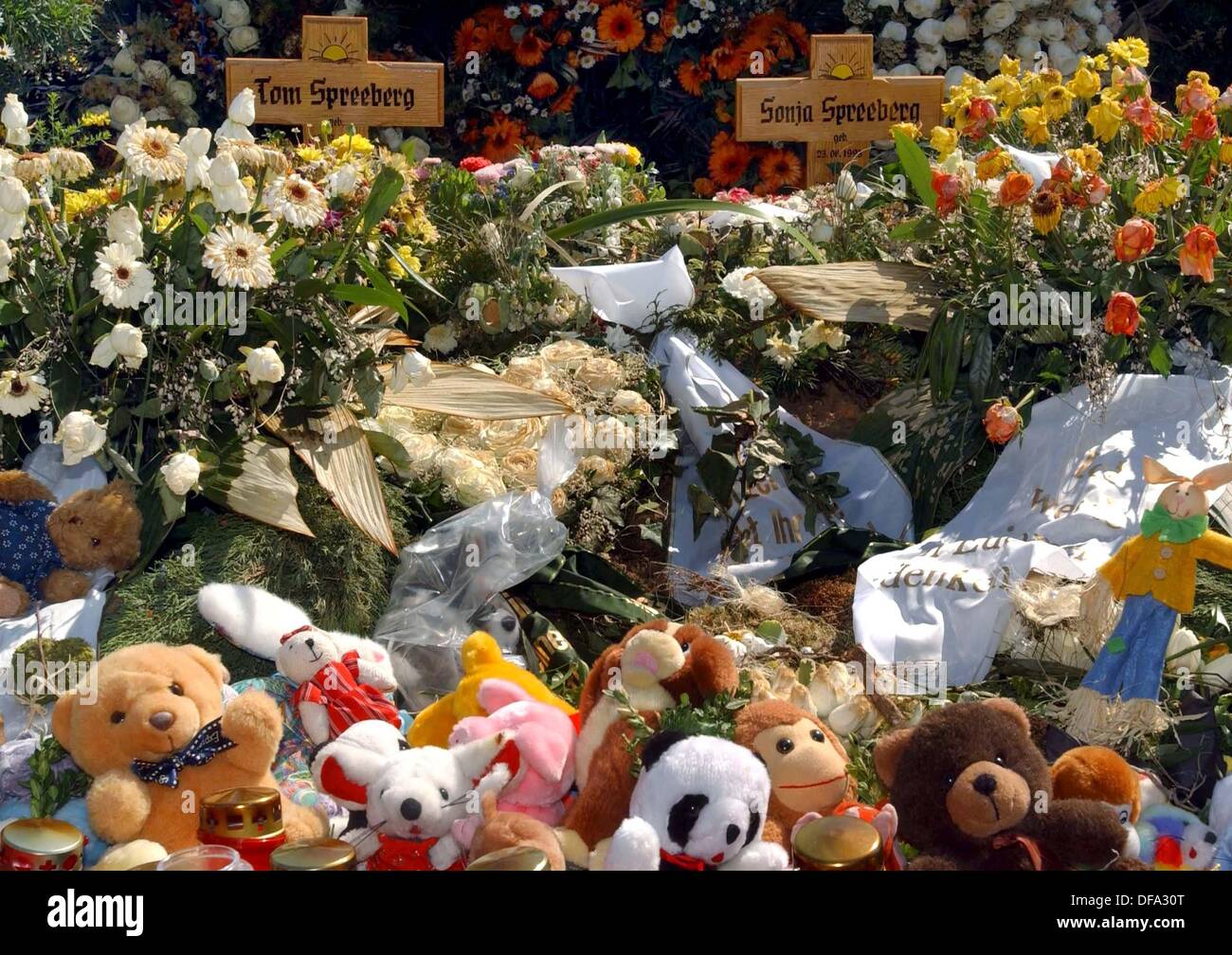 Teddybären und Blumen liegen auf den Gräbern von Sonja und Tom in Eschweiler.  Die Kinder hatten wurden gefoltert und getötet. Die angeblichen Murderes  wurden in der Schweiz verhaftet Stockfotografie - Alamy