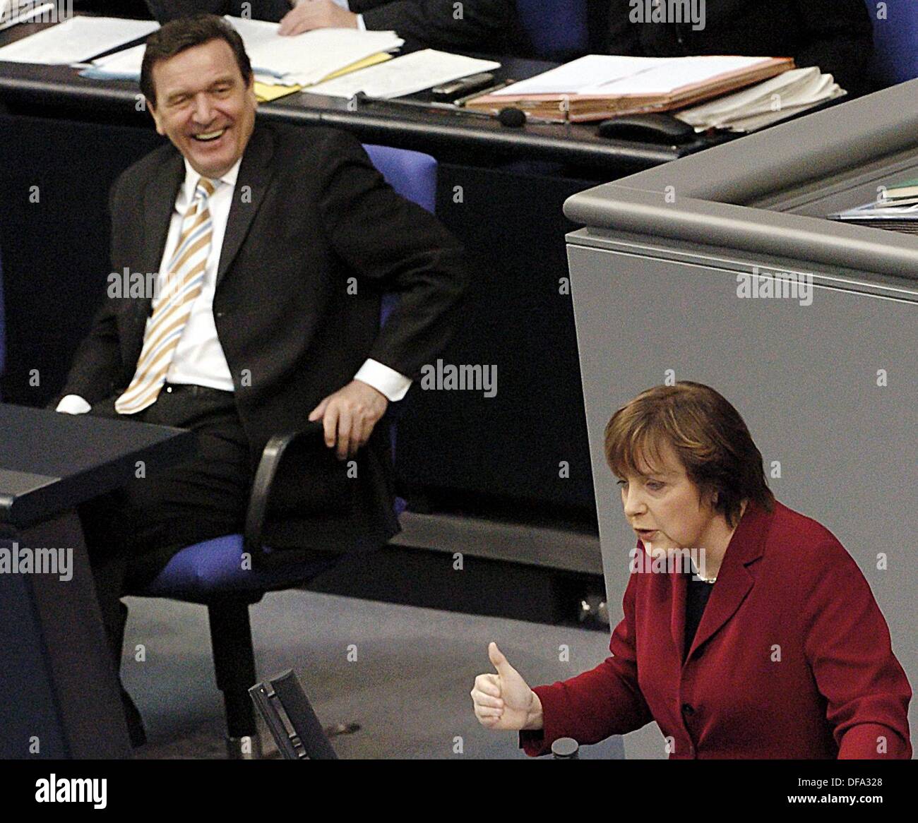 Bundeskanzler Gerhard Schröder (l) ist amüsiert über die CDU-Vorsitzende Angela Rede am 25. April 2004, sie ihn zum Rücktritt fragte. Stockfoto