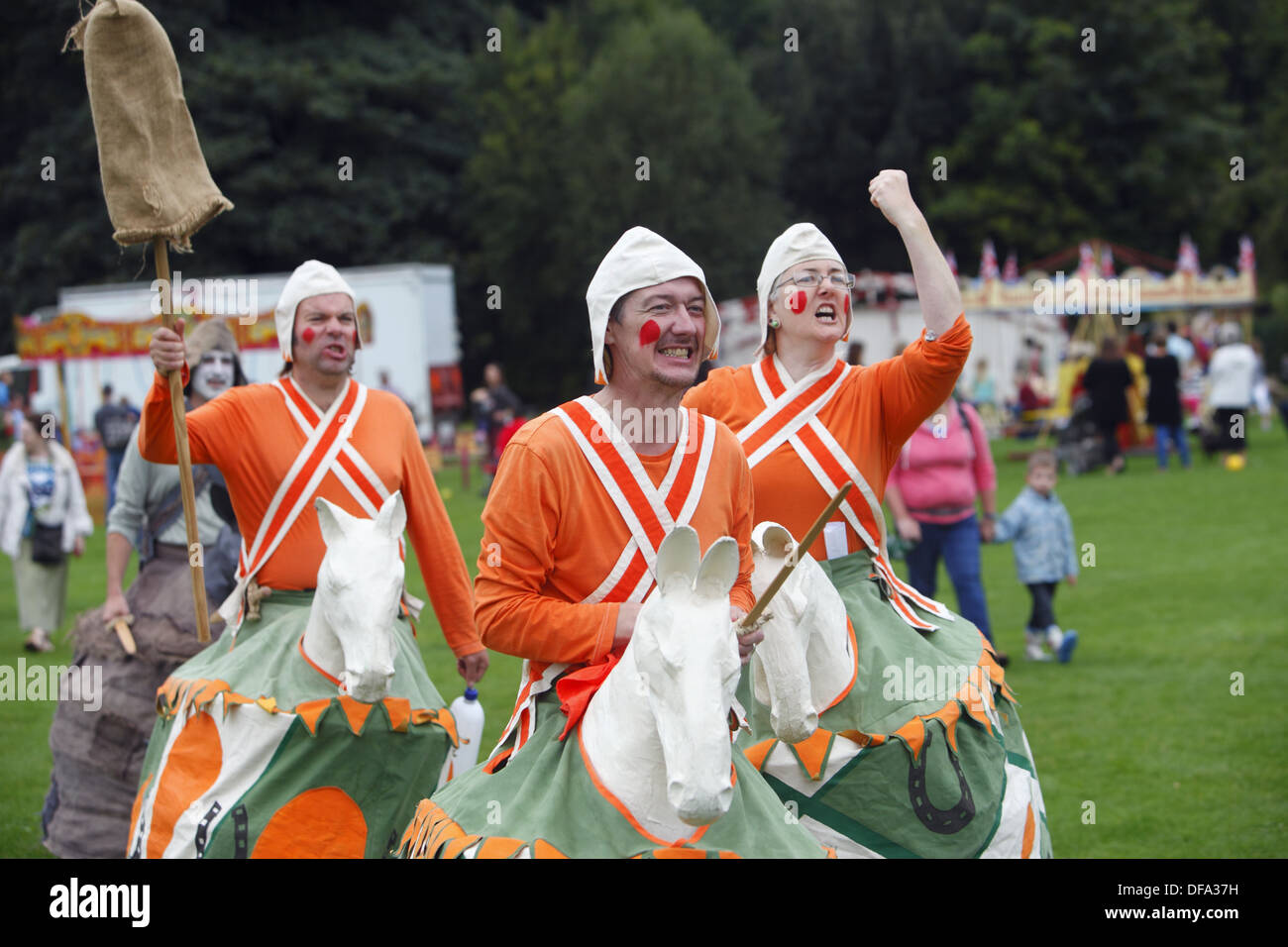 Die Brighton Kukeri (auch bekannt als Tipteers) führen Pferd spielen am Stanmer Park, während Apple Day, Brighton, East Sussex. Stockfoto