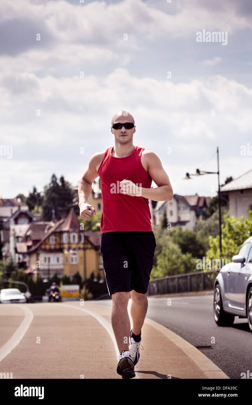 Ein junger Mann Joggen in der Stadt Stockfoto