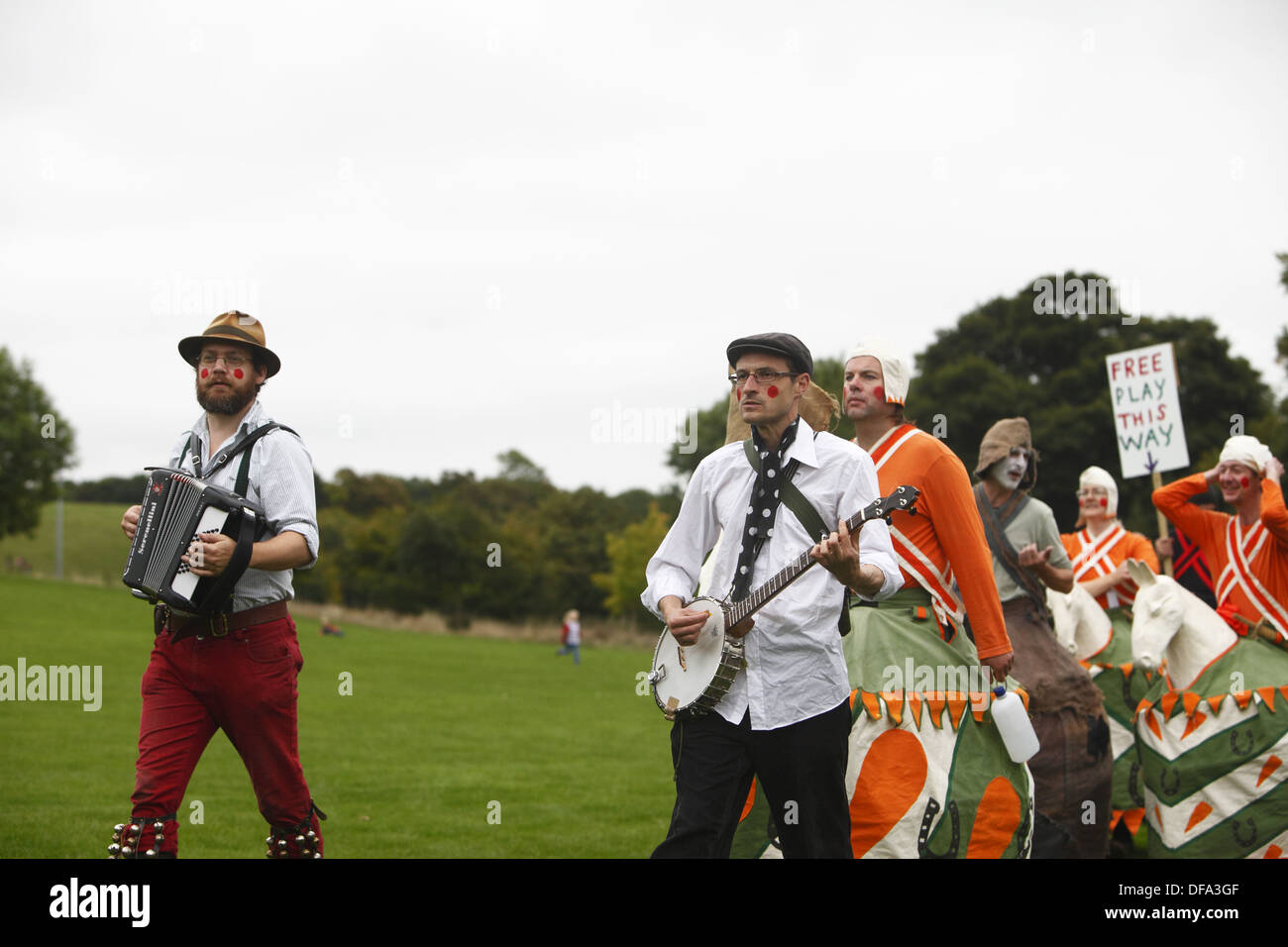 Die Brighton Kukeri (auch bekannt als Tipteers) führen Pferd spielen am Stanmer Park, während Apple Day, Brighton, East Sussex. Stockfoto